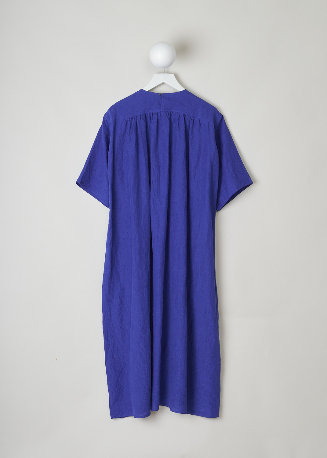 SOFIE D’HOORE, ROYAL BLUE LINEN DARNELLE DRESS, DARNELLE_LIFE_TOUAREG, Blue, Back, This oversized royal blue midi dress features a round neckline, dropped shoulders and short sleeves. The A-line dress has a square bib-like front with pleated details below. Concealed in the side seams, slanted pockets can be found. The dress has a straight hemline with slits on either side. 

