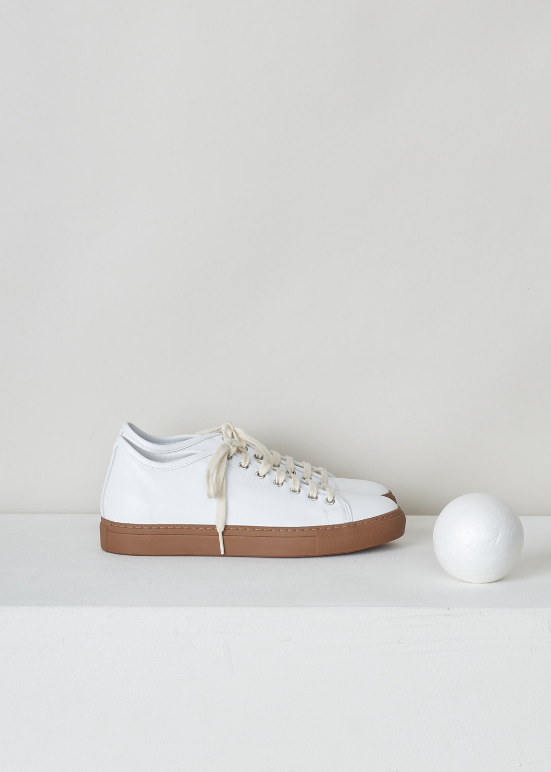 SOFIE D’HOORE, WHITE LEATHER SNEAKERS, FRIDA_LCOL_WHITE_CARAMEL, White, Brown, Side, These low-top white leather sneakers feature front lace-up fastening and a flat brown rubber sole. The sneakers come with additional pair of black laces.
