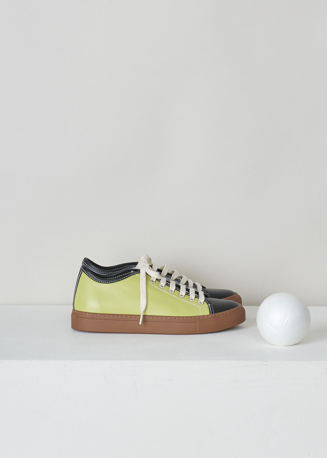 SOFIE D’HOORE, MULTICOLOR LACE-UP FRIDA SNEAKERS, FRIDA_LTHREE_LIME_BLACK_SHARK, Black, Green, Grey, Side, The low-top leather sneakers are made up of three colors: grey, black, and lime green. White contrasting stitching can be found throughout. The sneakers feature front lace-up fastening and a flat brown rubber sole.
