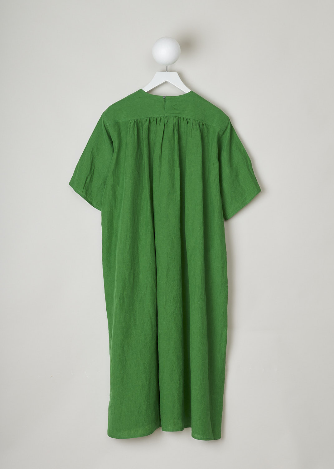 SOFIE Dâ€™HOORE, BRIGHT GREEN LINEN DARNELLE DRESS, DARNELLE_LIFE_GRASS, Green, Back, This oversized green midi dress features a round neckline, dropped shoulders and short sleeves. The A-line dress has a square bib-like front with pleated details below. Concealed in the side seams, slanted pockets can be found. The dress has a straight hemline with slits on either side. 

