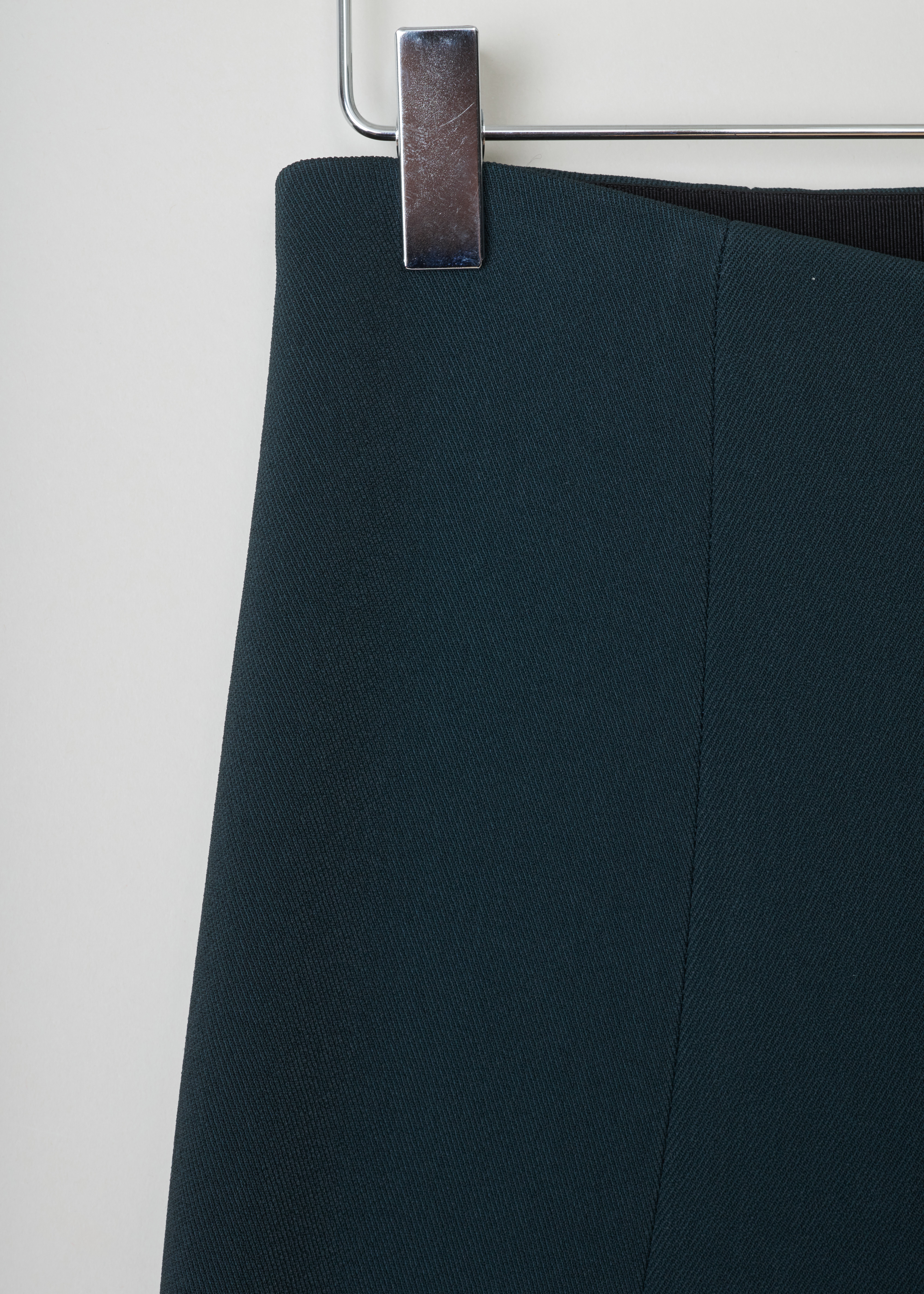 The Row Rona pant in dark green RONA_PANT_4435WI_I_38_DRK_PCCK_GRN detail. Straight fitted Rona pant with a high waist, an ankle length and an invisible zipper fastening on the side.