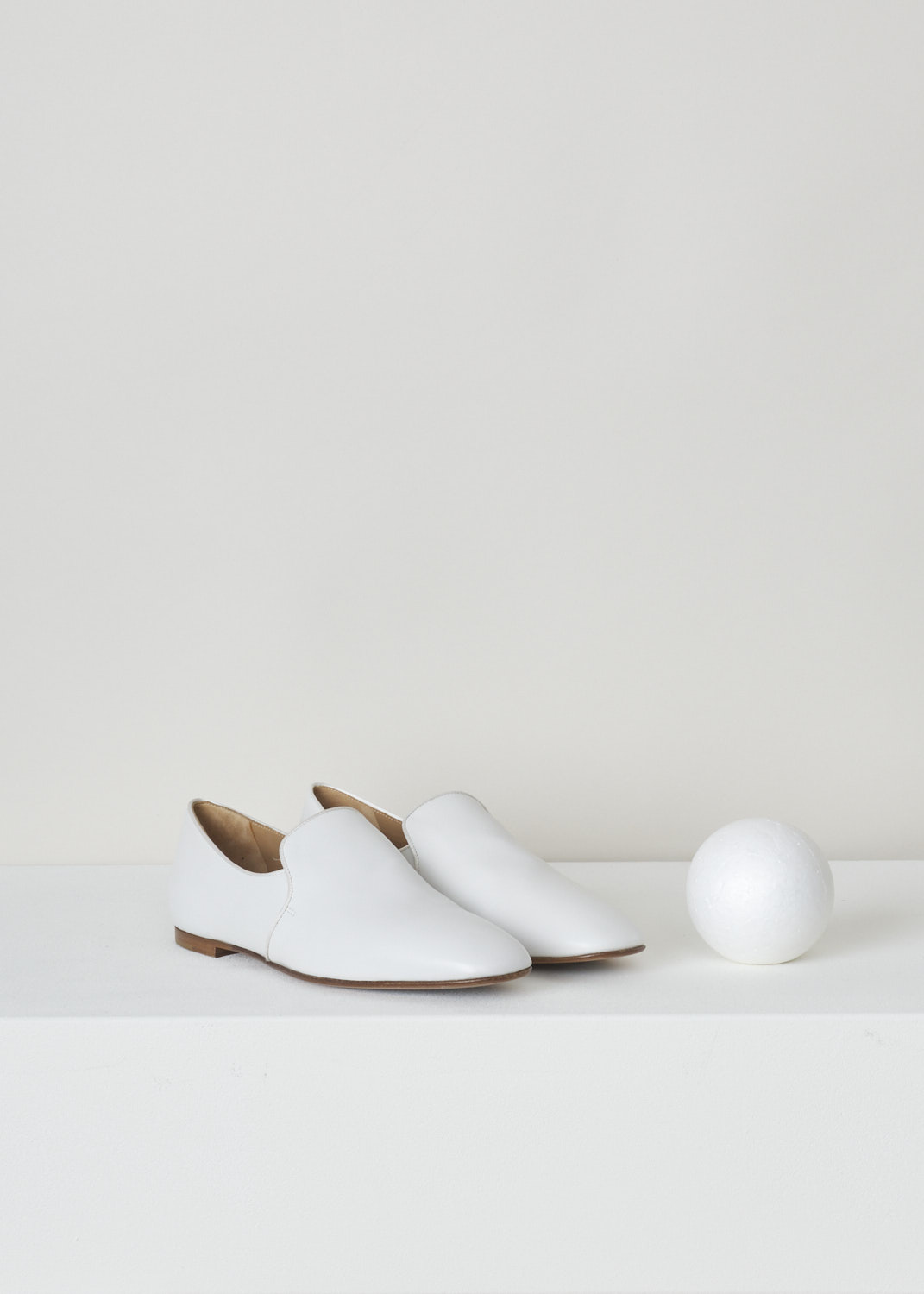 The Row, White leather alys slipper, F1005_L64_WHT, white, front, Made from a minimalist perspective, and crafted out of butter-soft calfskin. Featuring a rounded toe vamp and comes with white satin piping on the topline. The seamless lining ensures they can be worn with or without socks.