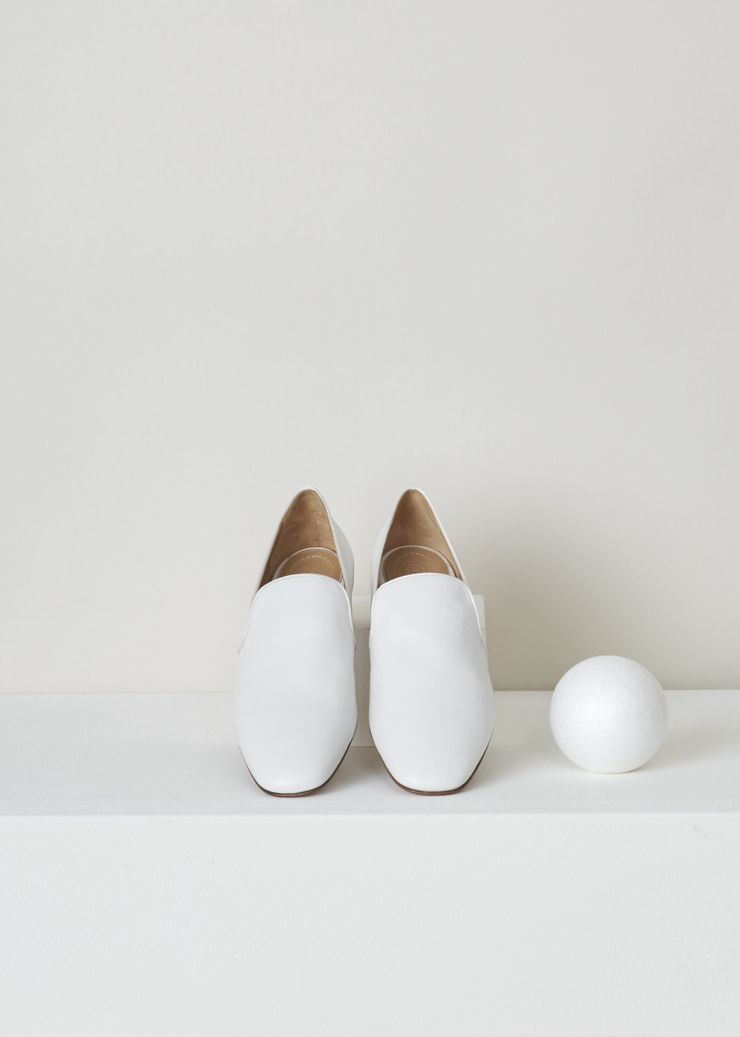 The Row, White leather alys slipper, F1005_L64_WHT, white, top, Made from a minimalist perspective, and crafted out of butter-soft calfskin. Featuring a rounded toe vamp and comes with white satin piping on the topline. The seamless lining ensures they can be worn with or without socks.