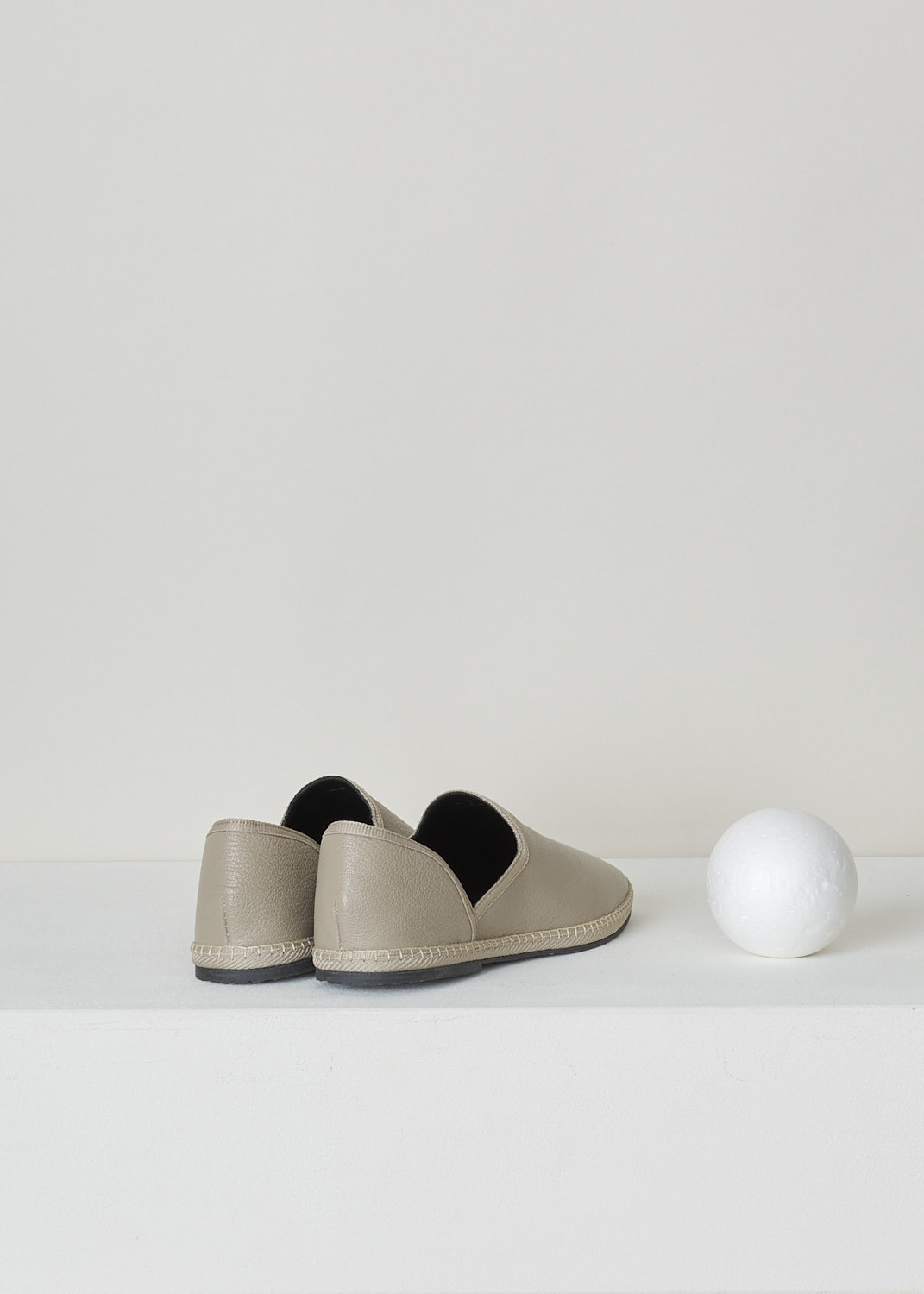THE ROW, GREY GRAINED LEATHER SLIPPERS, FRIULANE_SLIPPER_NUAGE_F1146A_L36_NUA, Grey, Back, Minimalistic grey colored grain leather slipper. The slip-in model features a rounded toe vamp. 
