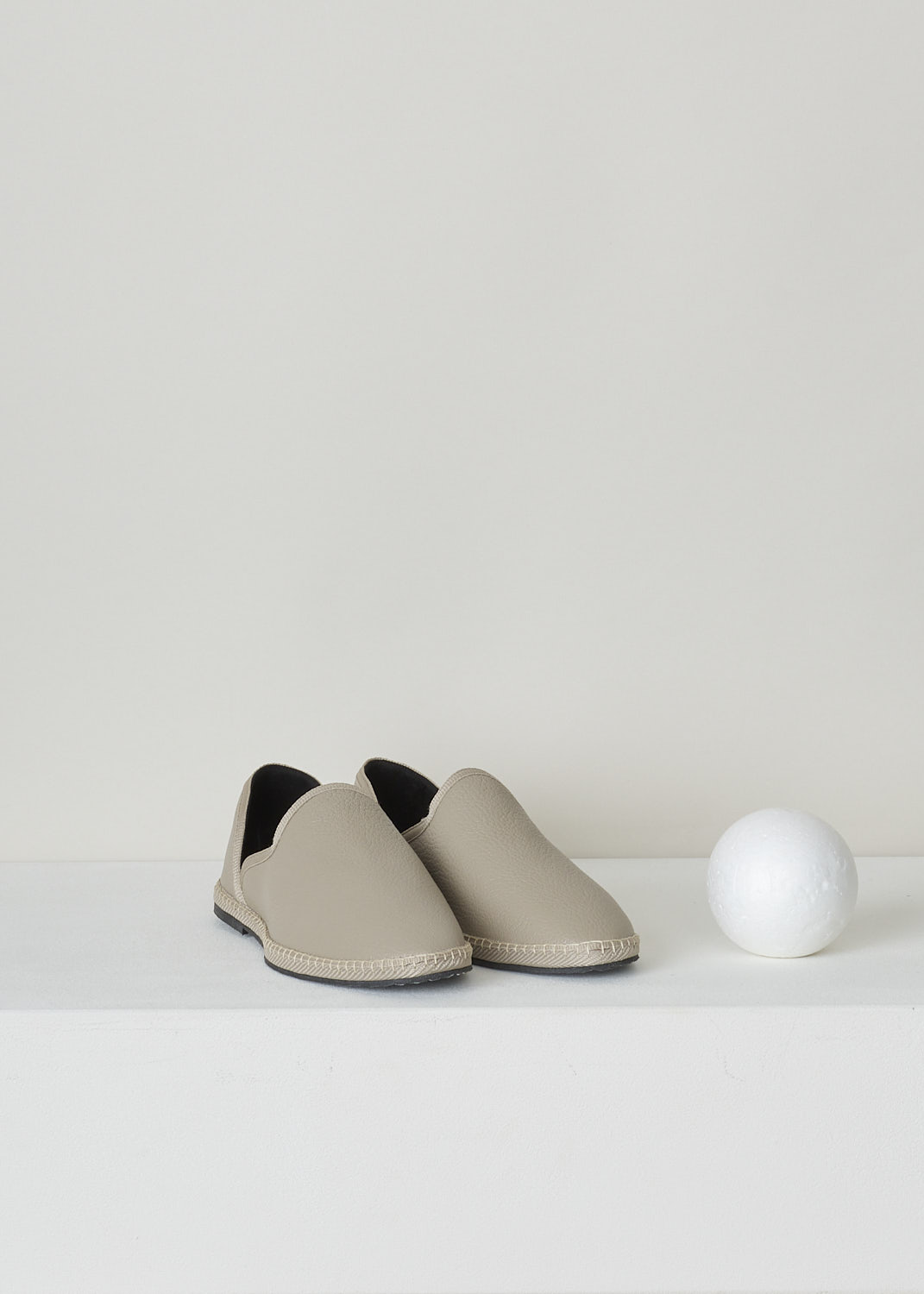 THE ROW, GREY GRAINED LEATHER SLIPPERS, FRIULANE_SLIPPER_NUAGE_F1146A_L36_NUA, Grey, Front, Minimalistic grey colored grain leather slipper. The slip-in model features a rounded toe vamp. 
