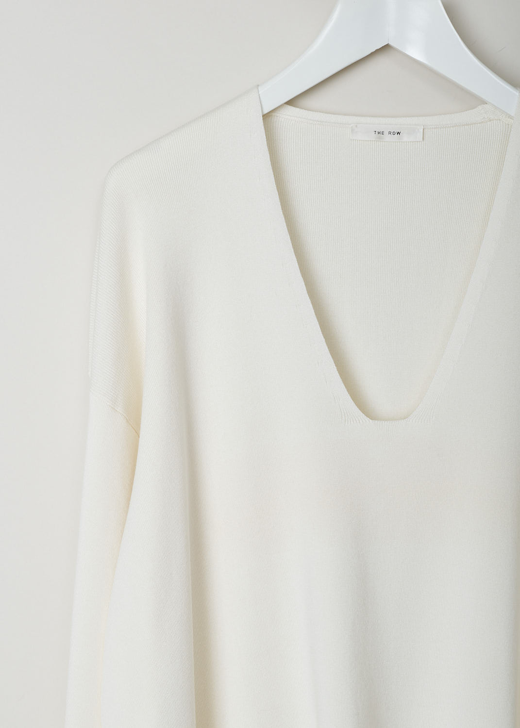 THE ROW, OFF-WHITE SWEATER, LESLI_TOP_3856Y252_IVORY, White, Detail, This silk-blend top in off-white has a deep, rounded off V-neckline and slightly flared sleeves. The top has a broad hemline with small slits. The top has a wider silhouette.
