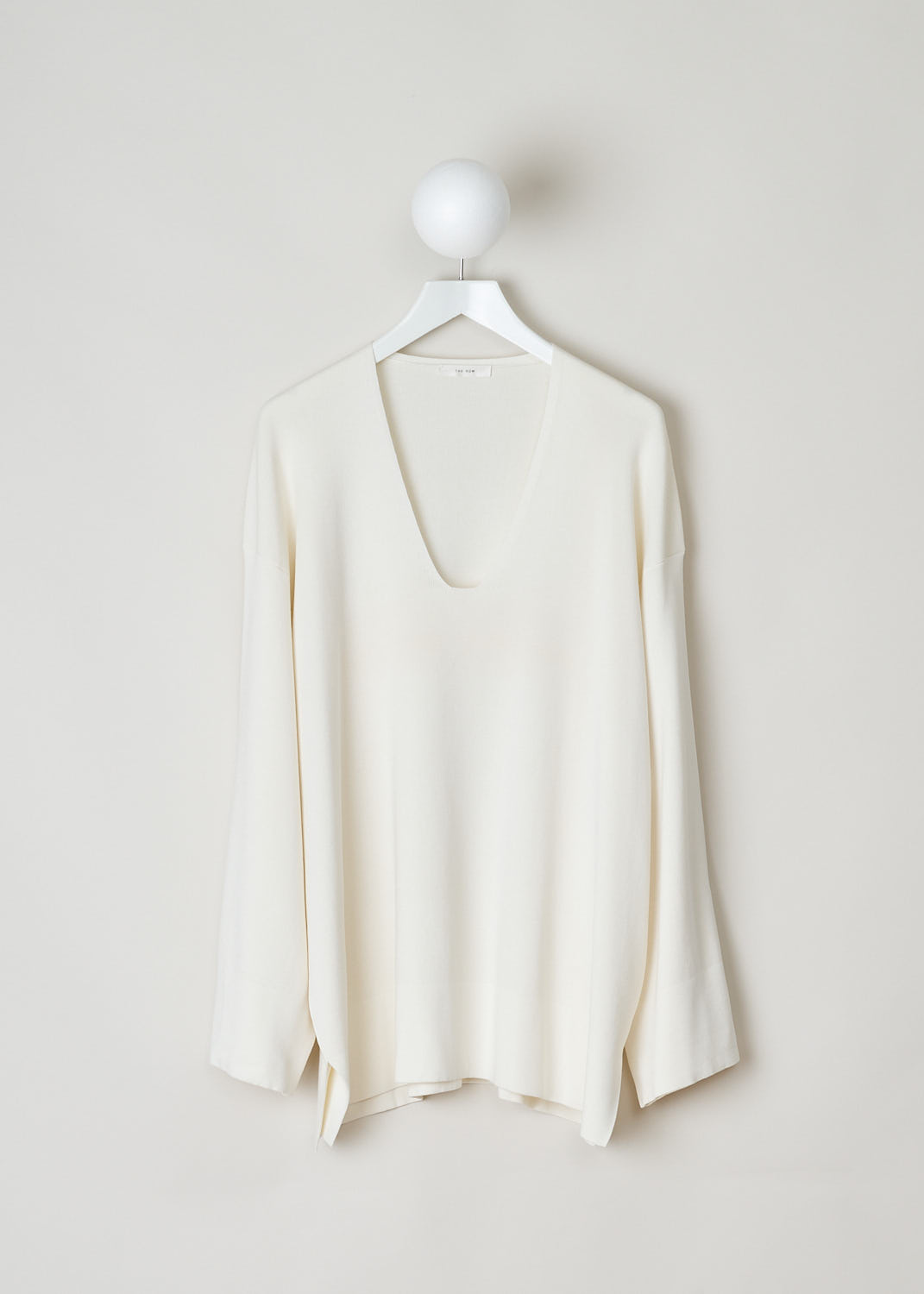 THE ROW, OFF-WHITE SWEATER, LESLI_TOP_3856Y252_IVORY, White, Top, This silk-blend top in off-white has a deep, rounded off V-neckline and slightly flared sleeves. The top has a broad hemline with small slits. The top has a wider silhouette.
