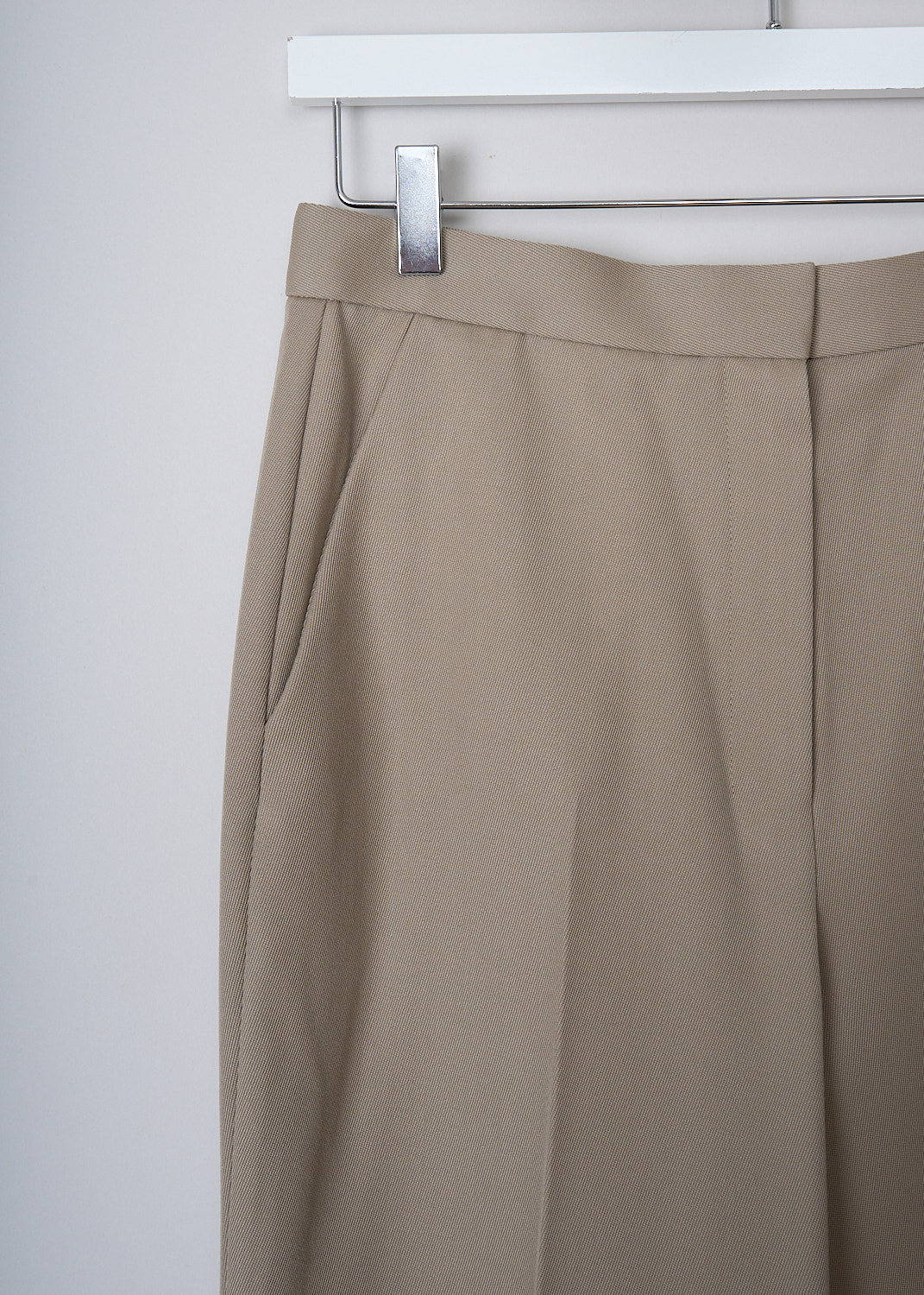 THE ROW, KHAKI MAILAN PANTS, MAILAN_PANT_3053AW695, Beige, Detail, These high-waisted khaki pants have a waistband with a concealed hook, button and zip closure. Slanted pockets are concealed in the side seams. The pant legs have pressed centre creases front and back. 
