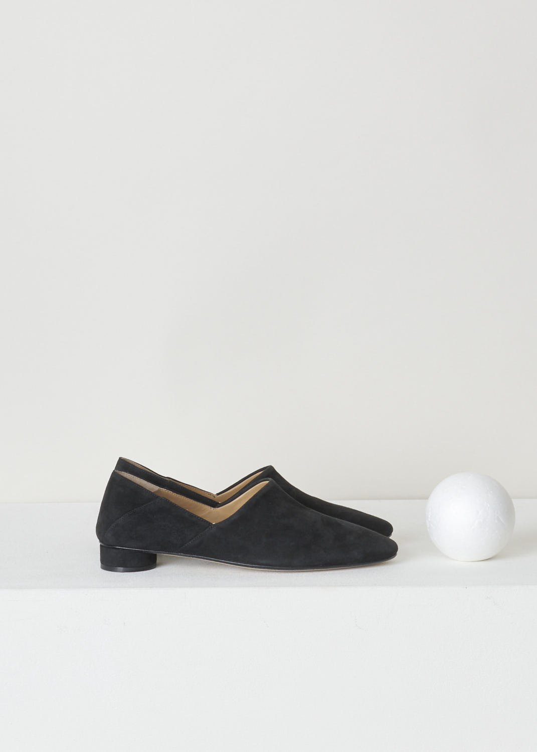 THE ROW, BLACK SUEDE SLIPPER, NOELLE_F1000_L25_BLK, Black, Side, Minimalistic black suede slipper. The slip-in model features a rounded toe vamp. The sober design is exactly what makes these shoes so beautiful.
