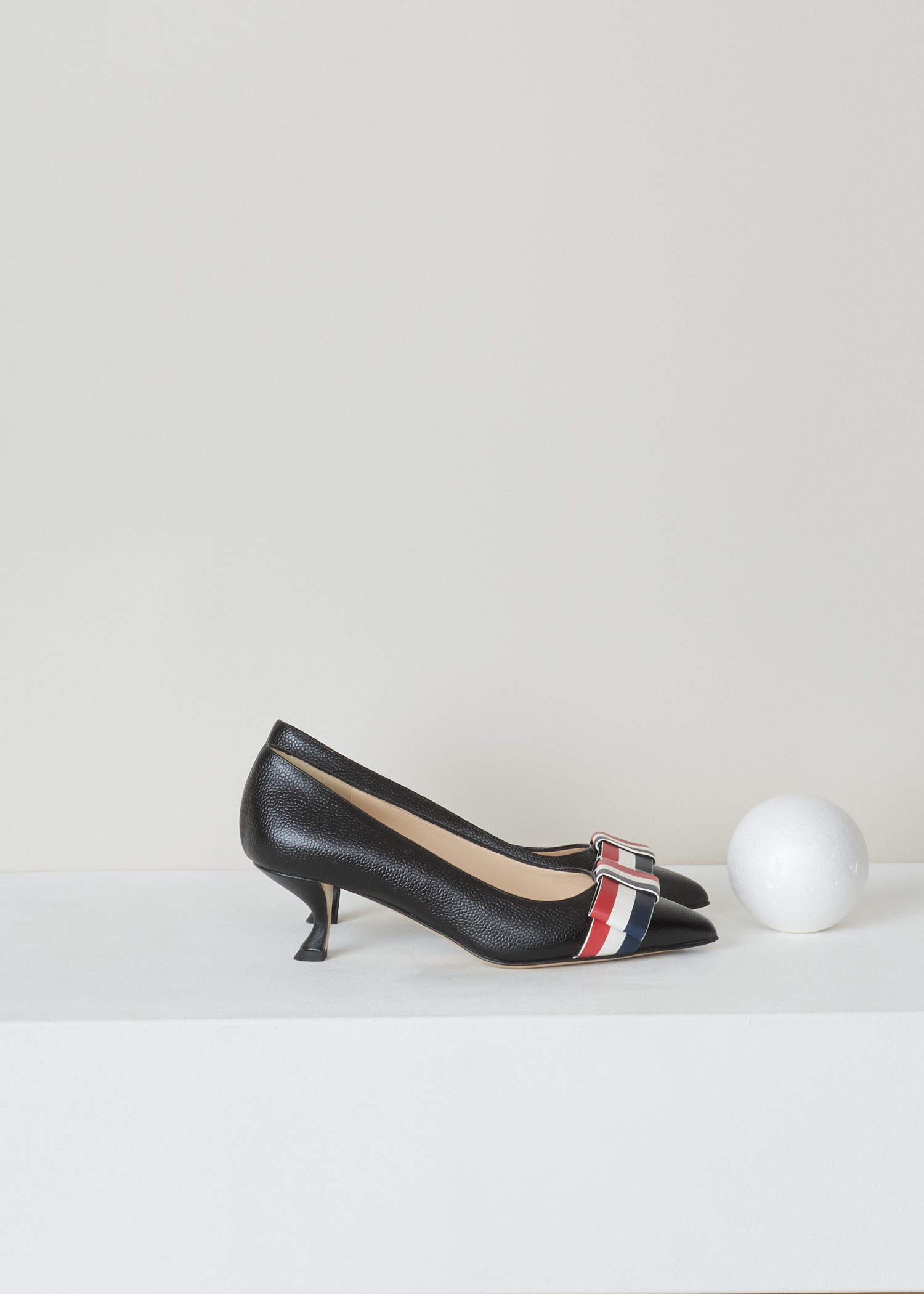 Thom Browne, Curved queenie heel pump, FFH121A_03542_001_black, black, side, High quality leather tooled until it got this beautiful pebble grain motive. As most of the Thom Browne items this gorgeous queenie heels pump also comes with the infamous rwb colours in the shape of a bow on the vamp of the shoe.   

heel height: 5 cm / 2 inch. 
