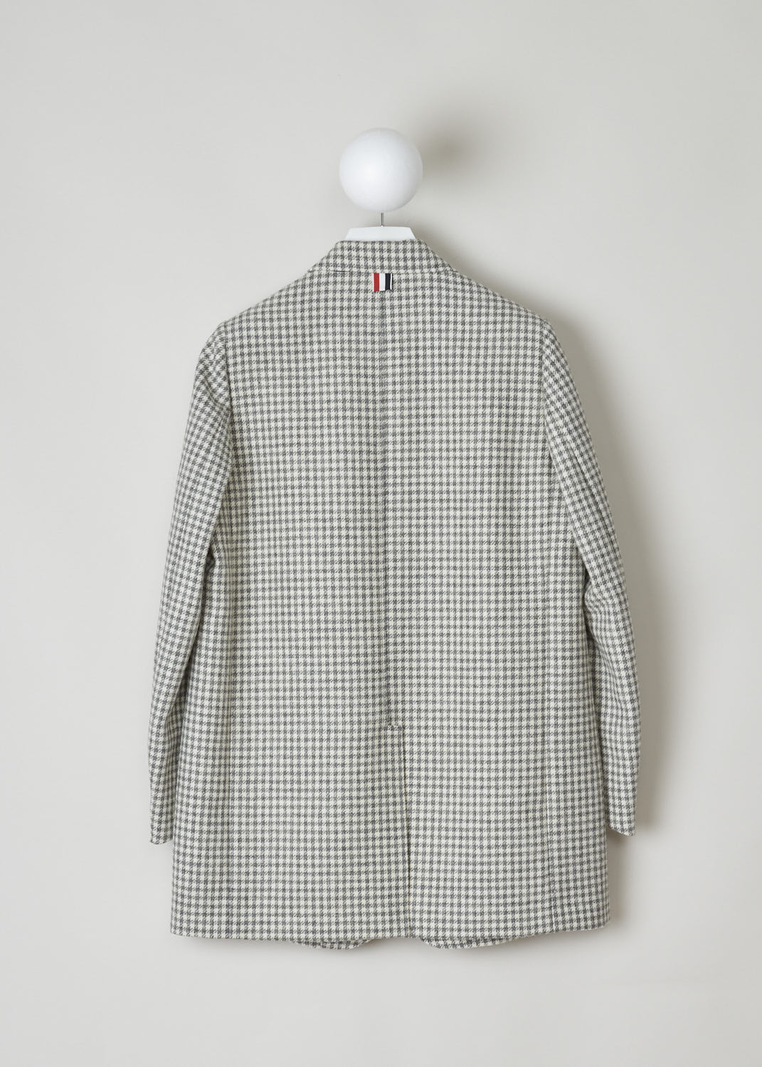 THOM BROWNE, OVERSIZED BLAZER IN HOUNDSTOOTH, FBC500A_06842_035_MED_GREY, Print, Back, Classic Houndstooth printed oversized blazer. This single breasted blazer features a notched lapel and a front button closure. The blazer has a single chest pocket, two patch pockets and three inner pockets. The long sleeves have buttoned cuffs. In the back, a centre slit can be found. 
