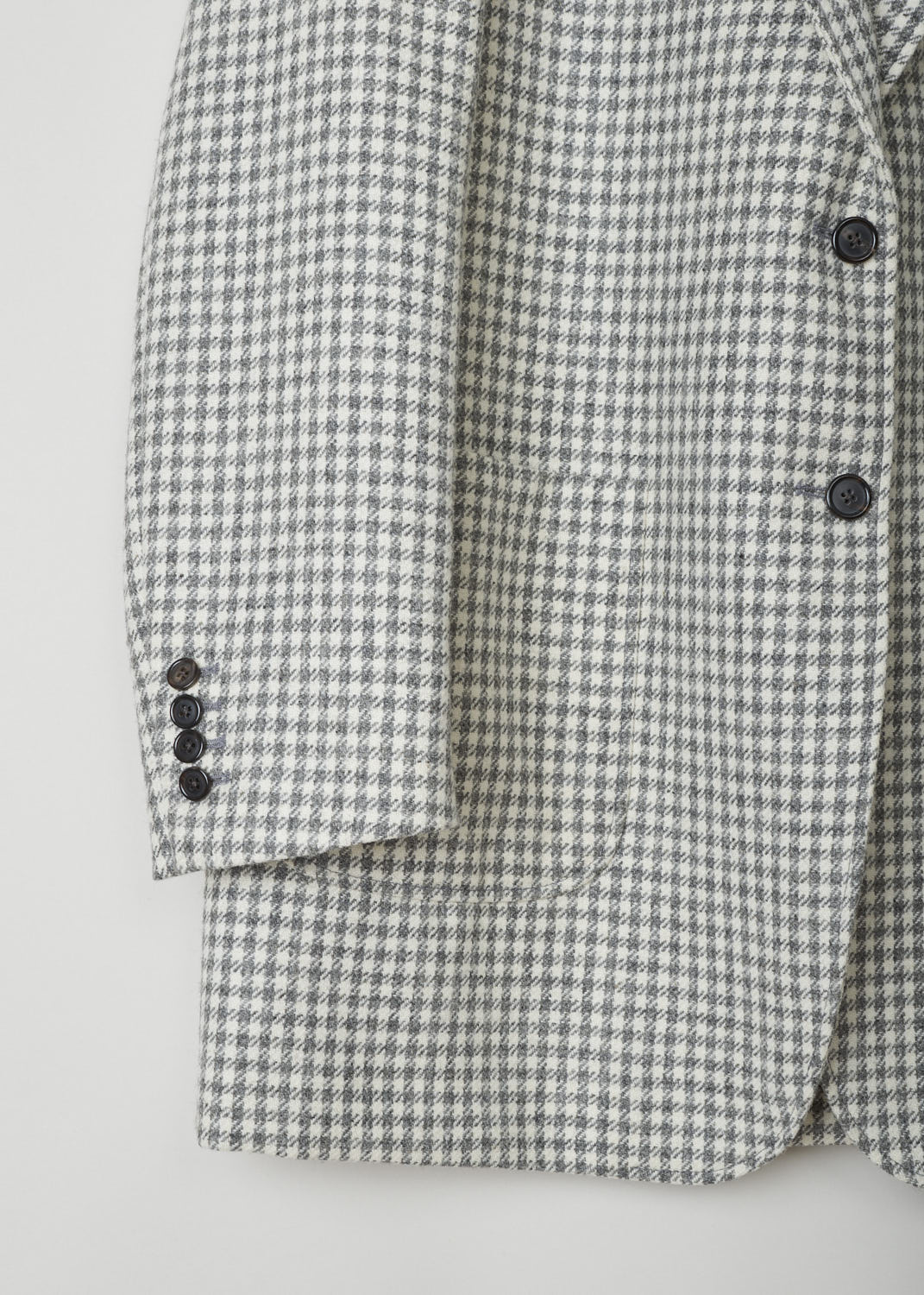 THOM BROWNE, OVERSIZED BLAZER IN HOUNDSTOOTH, FBC500A_06842_035_MED_GREY, Print, Detail, Classic Houndstooth printed oversized blazer. This single breasted blazer features a notched lapel and a front button closure. The blazer has a single chest pocket, two patch pockets and three inner pockets. The long sleeves have buttoned cuffs. In the back, a centre slit can be found. 
