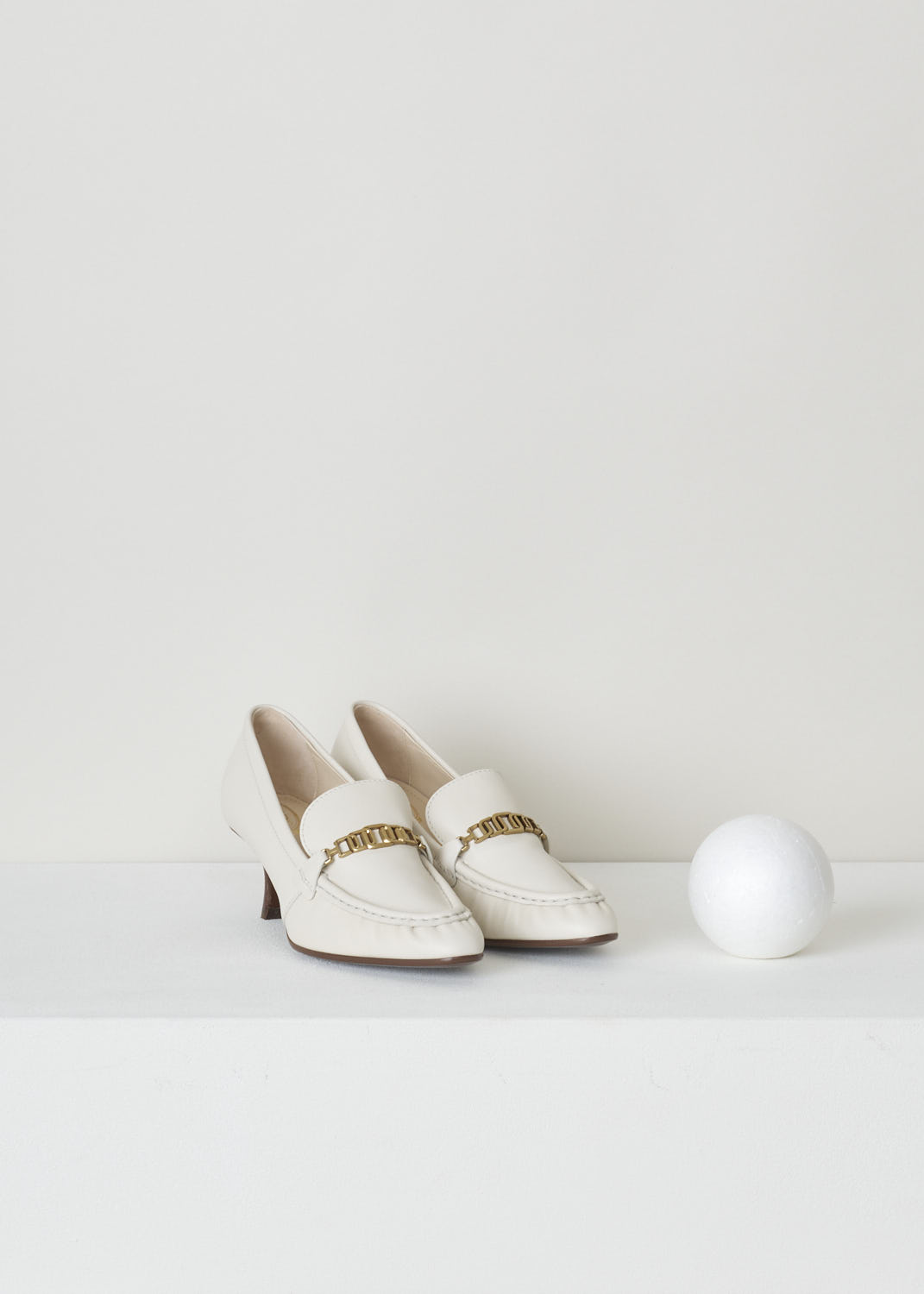 TODS, OFF-WHITE LEATHER LOAFERS WITH A TRAPEZOID HEEL, XXW09D0EC80_MID_B015, White, Front, Off-white leather loafers with a wooden trapezoid heel. This model has a pointed toe and a gold-toned buckle decorating the front. Around the trim, the leather is subtly pleated.


Heel height: 6 cm / 2.3 inch. 
