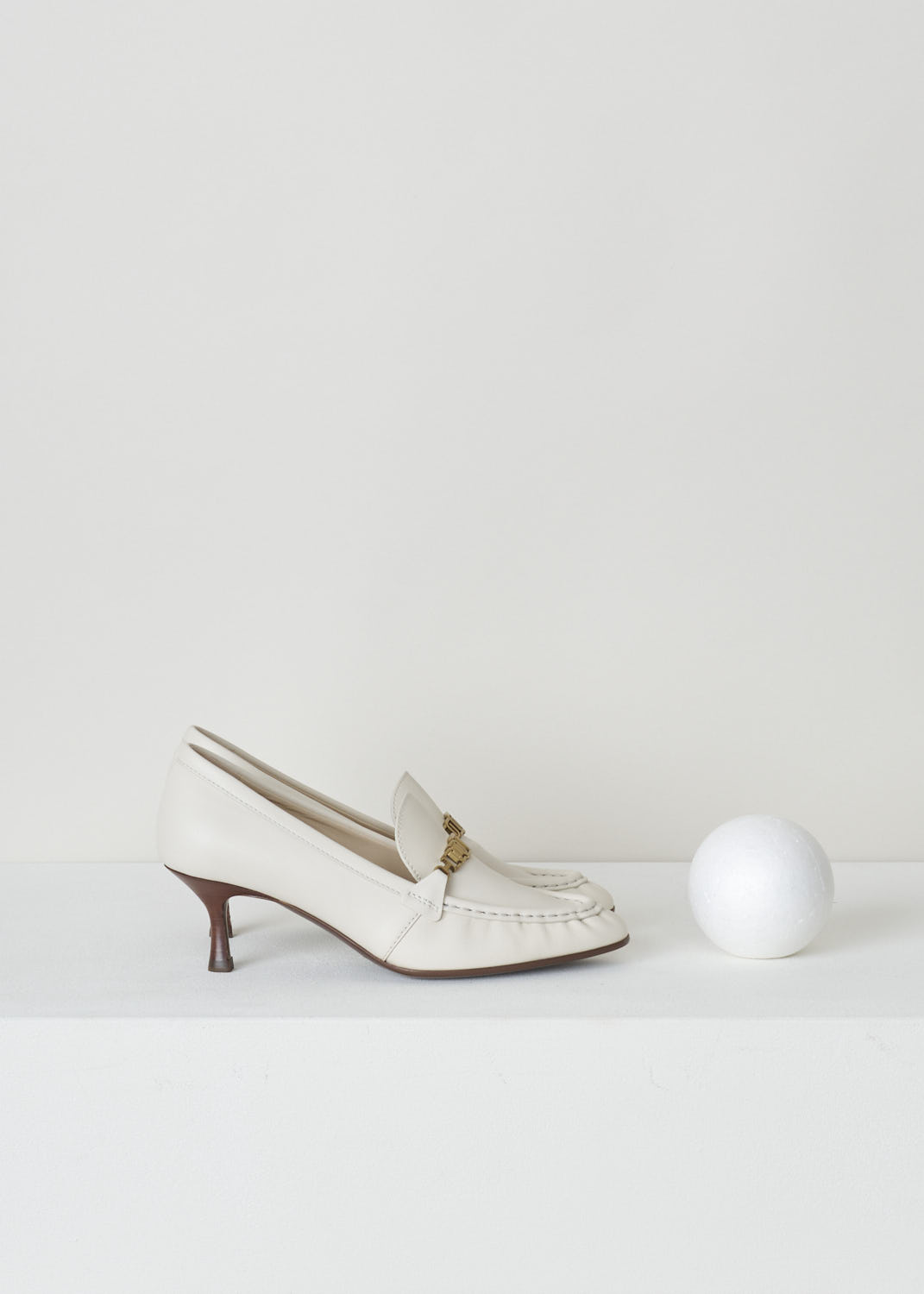TODS, OFF-WHITE LEATHER LOAFERS WITH A TRAPEZOID HEEL, XXW09D0EC80_MID_B015, White, Side, Off-white leather loafers with a wooden trapezoid heel. This model has a pointed toe and a gold-toned buckle decorating the front. Around the trim, the leather is subtly pleated.


Heel height: 6 cm / 2.3 inch. 
