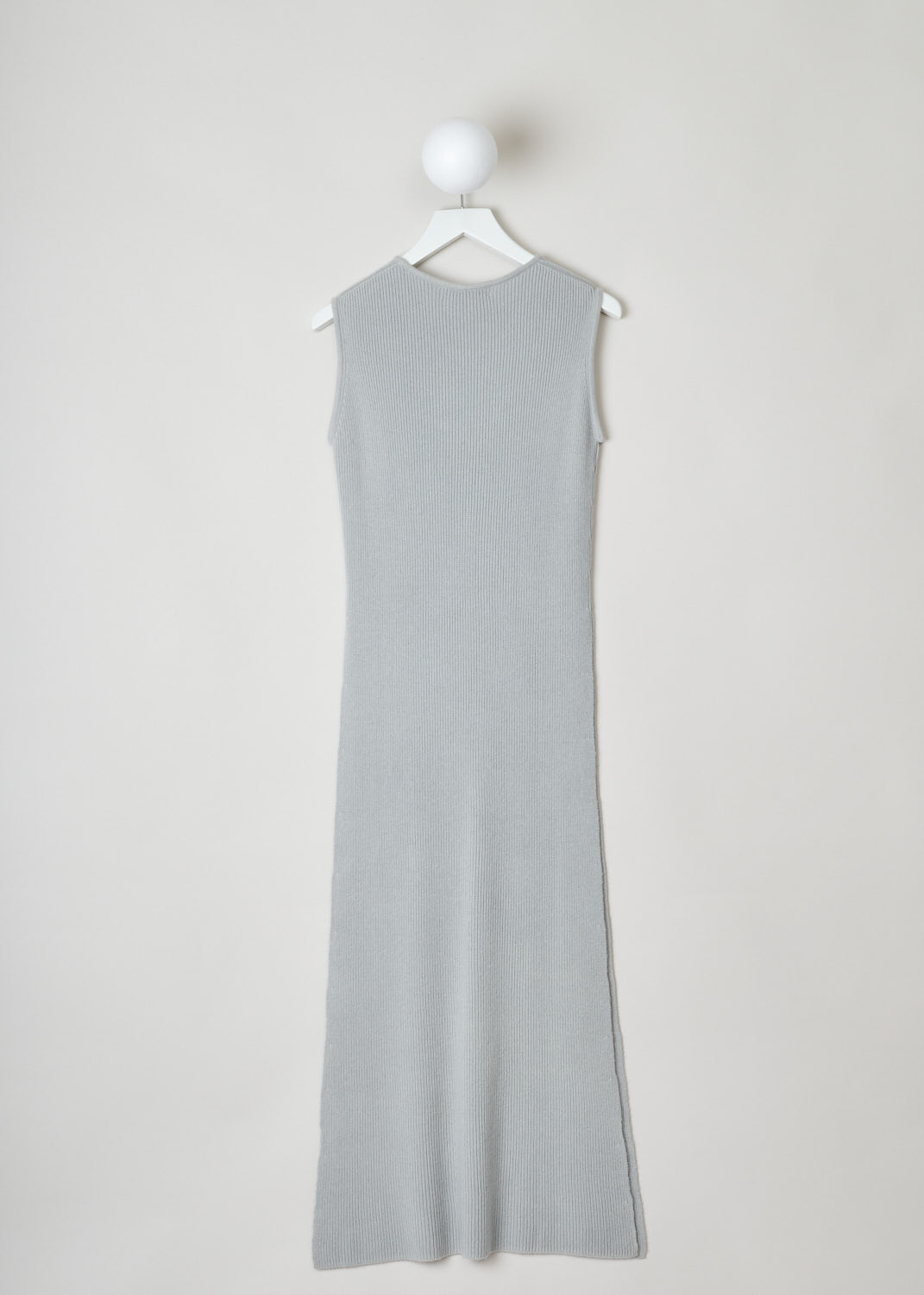 Tuinch, Knitted grey dress, Sumdress_007_grey, grey, back. Maxi-length knitted dress in light grey with a round neckline and no sleeves. This dress has a split on each side that goes up hip height. 