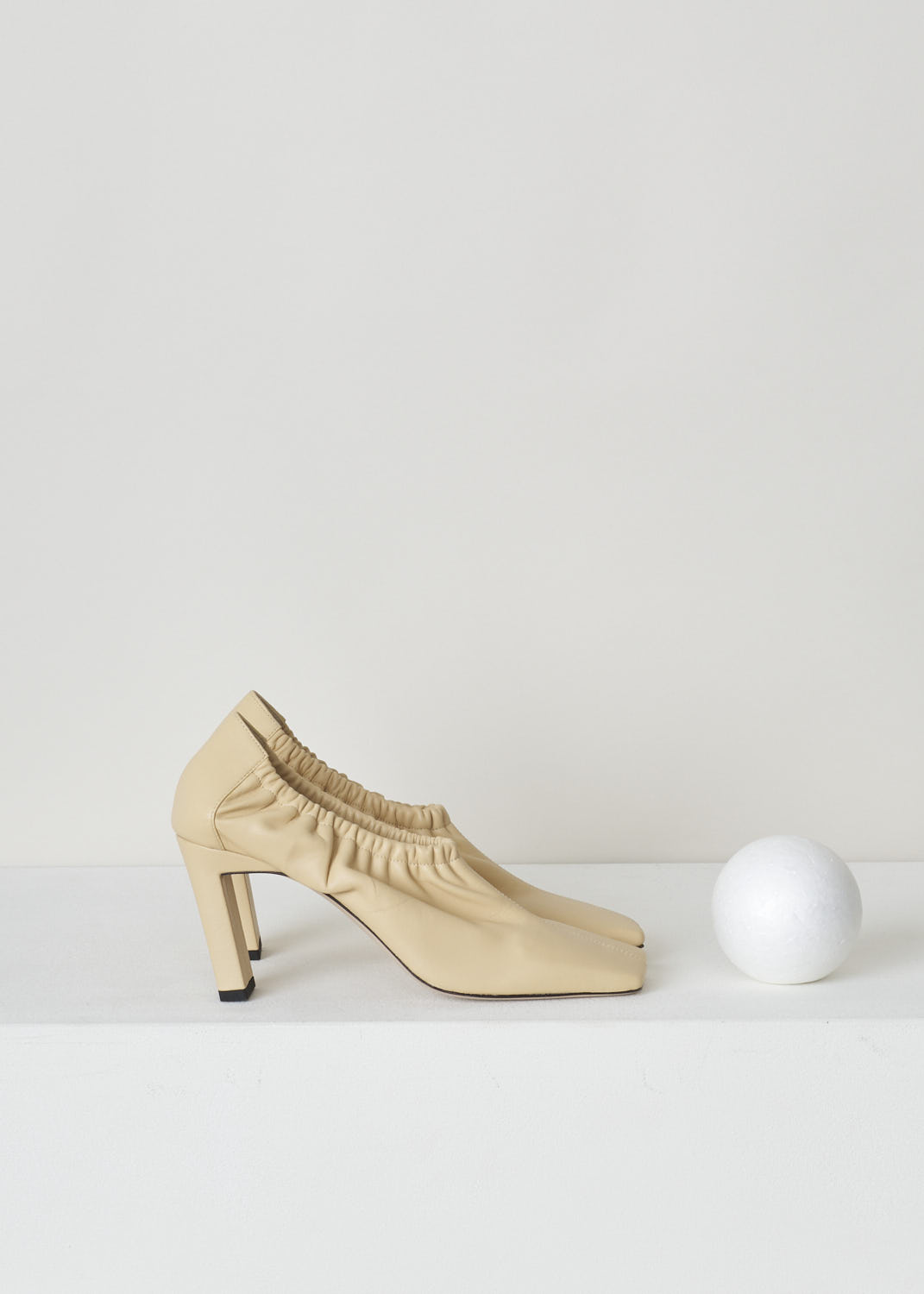 WANDLER, NUDE HEELED MULE WITH ELASTICATED DETAIL, MIA_MULE_21204_221201_1256_CASHEW, Beige, Side, These nude slip-on mule feature a gathered/wrinkled elasticated band around the ankle, a square toe and a block heel.

Heel height: 8.5 cm / 3.3 inch 

